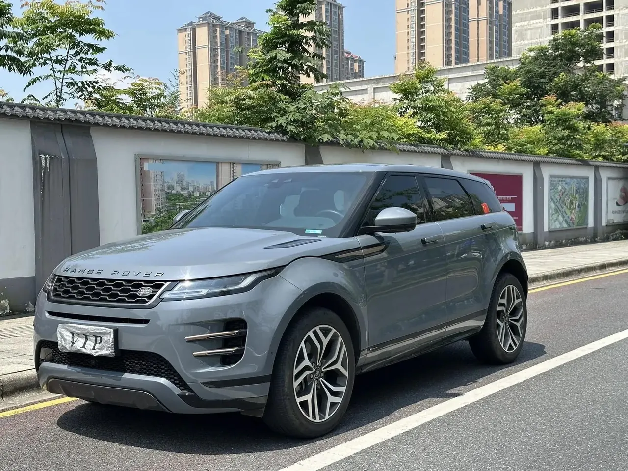 Range Rover Evoque 2020 249PS R-DYNAMIC SE Sport Technology Edition - View 1