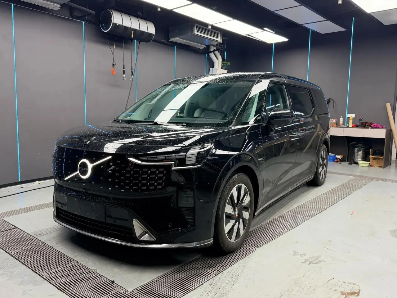Volvo EM90 2025 Ultra Six - View 1