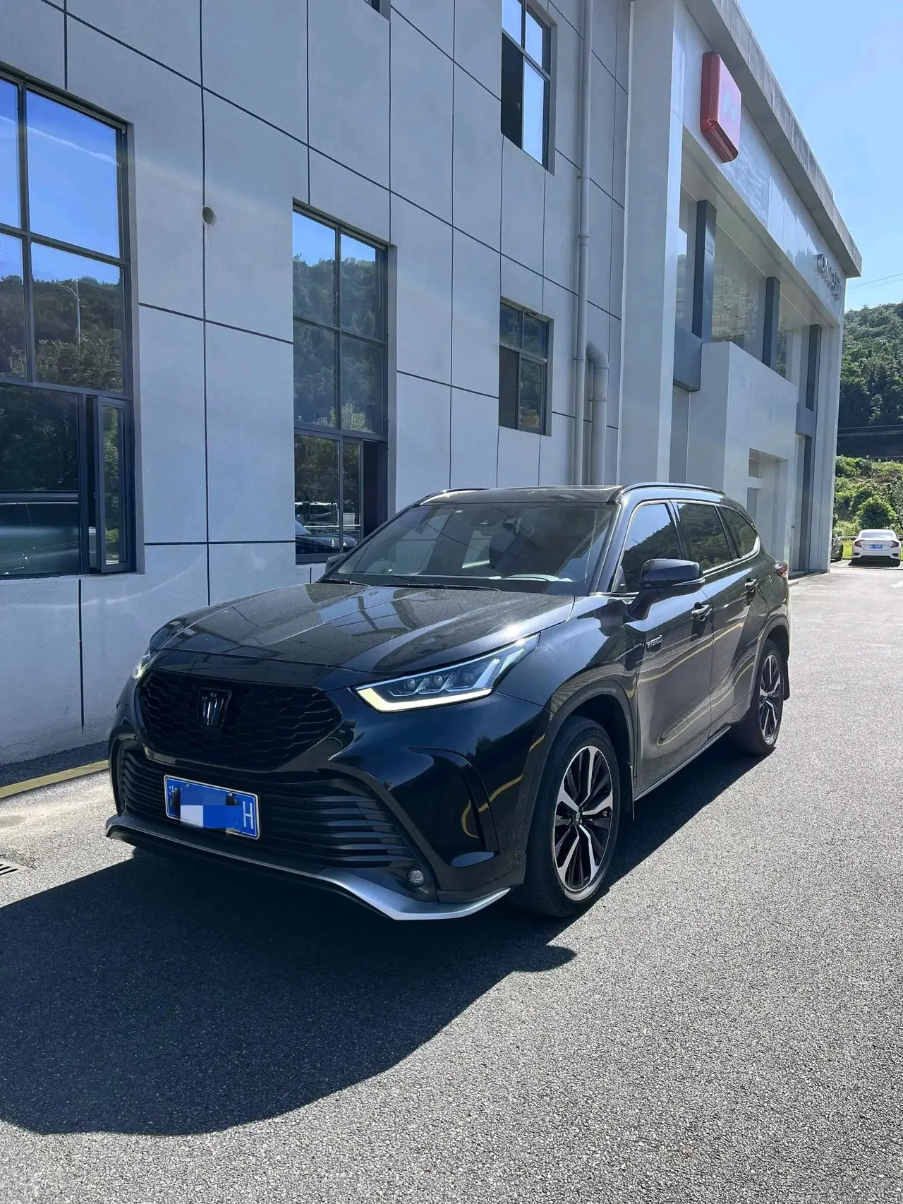 Crown Landfang 2022 2.5L HEV All-Wheel Drive Luxury Edition - View 1