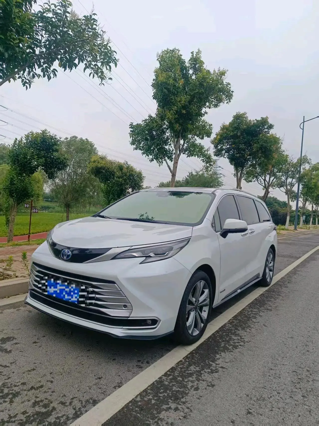Toyota 2023 Sienna 2.5 CVT Platinum Edition Automatic - View 1