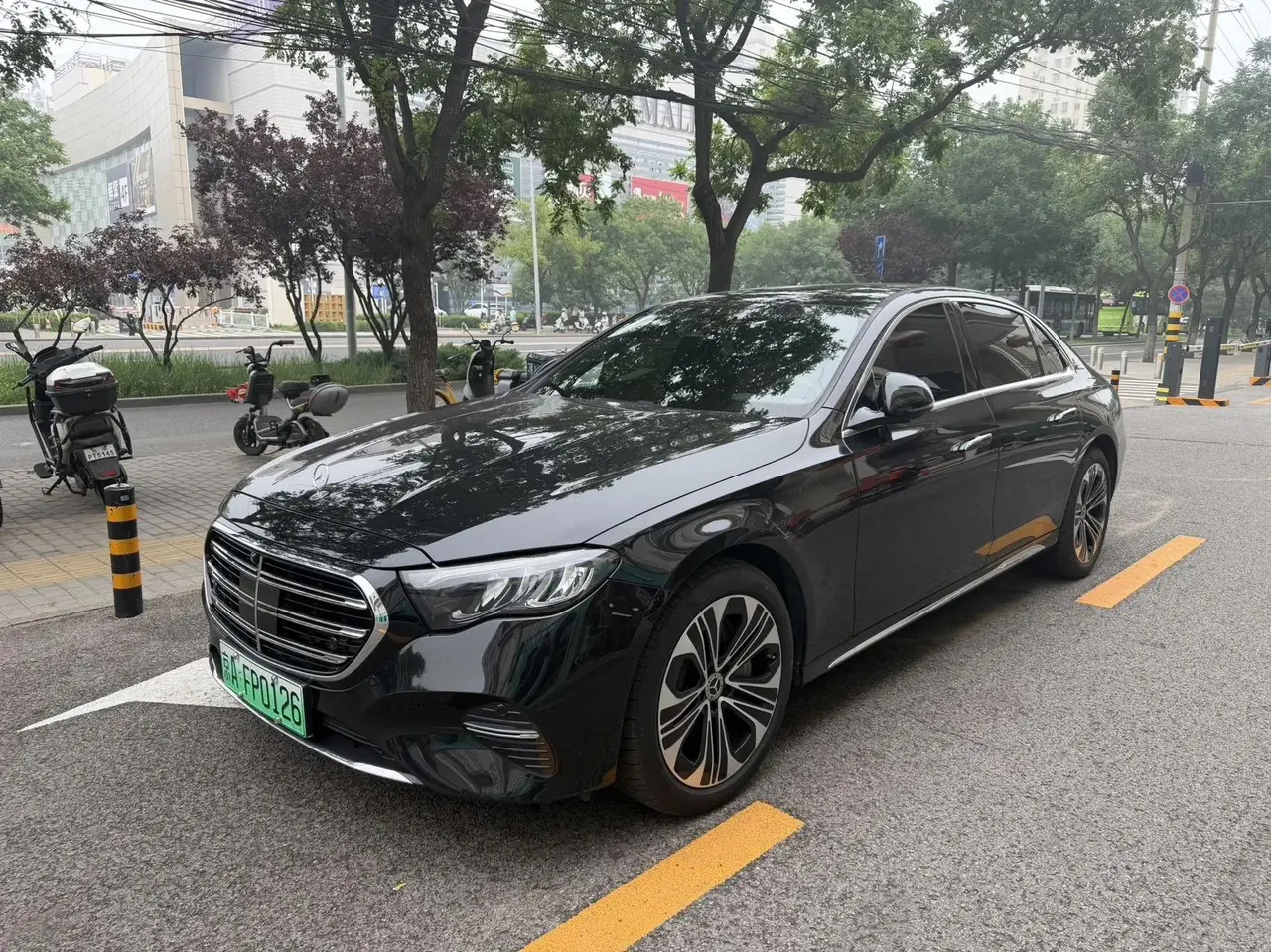 Mercedes Benz E-Class New Energy 2024 Model E 350 e L 2.0T Automatic - View 1