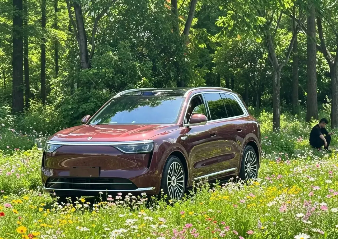 AITO M8 2025 extended range Ultra version 53.4kWh 5-seat version - View 1