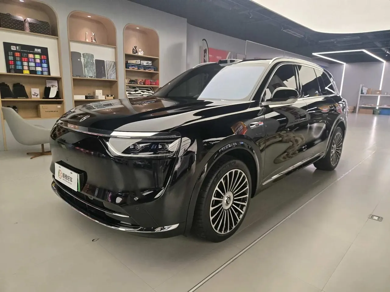 AITO M8 2025 extended range Max version 53.4kWh 6-seat version - View 1