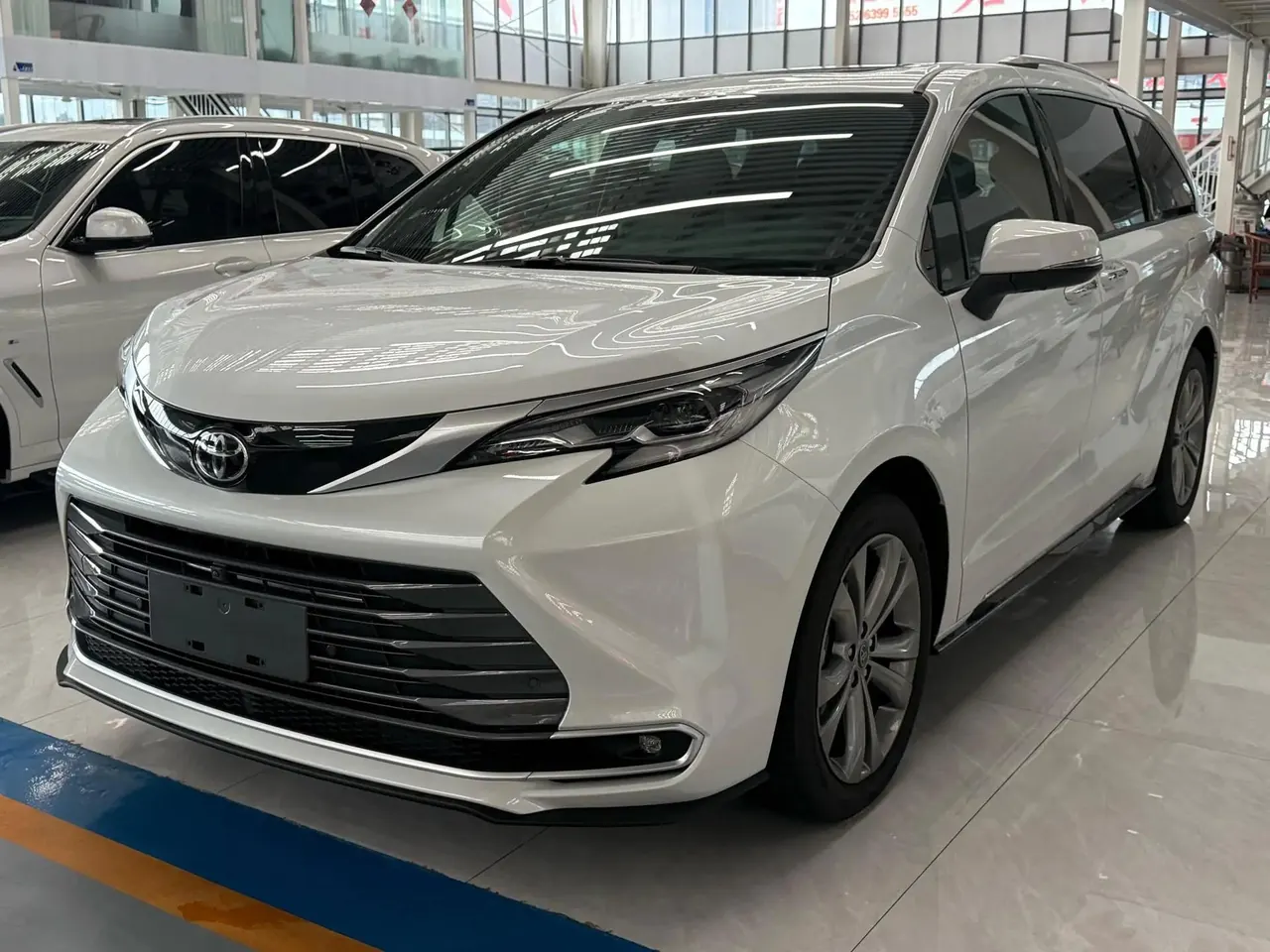 Toyota 2026 Sienna 2.5 CVT 2WD Prestige Automatic - View 1