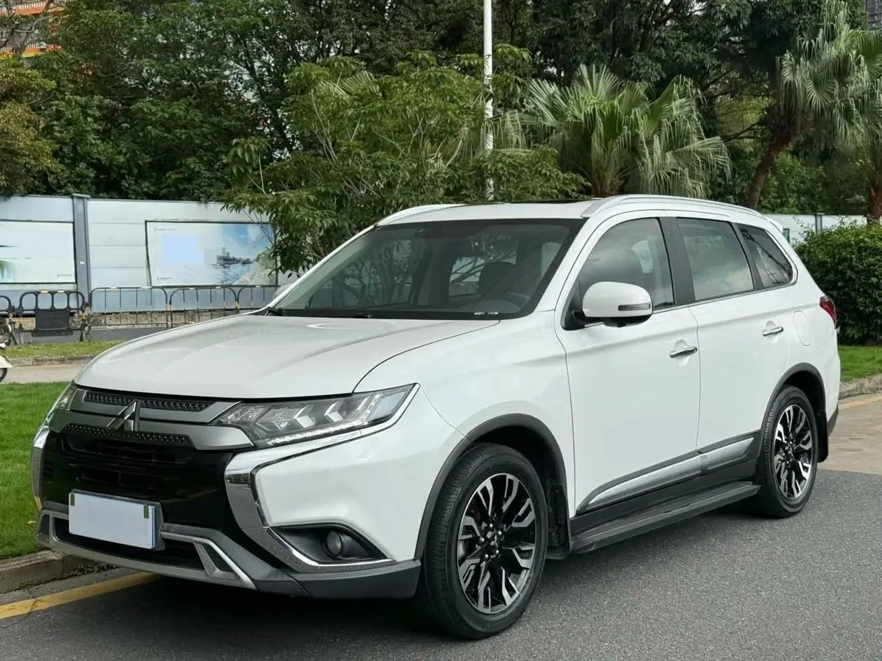 Outlander 2020 2.4L 4-wheel drive to enjoy the version of 7 seats - View 1