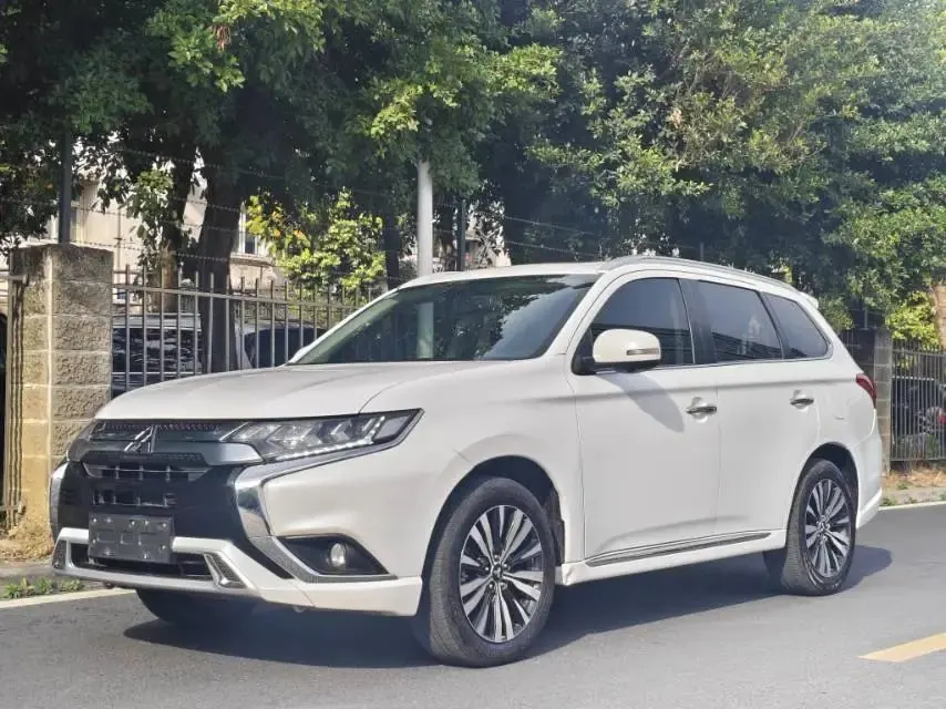Outlander 2021 2.4L 4-wheel drive to enjoy the version of 7 seats - View 1