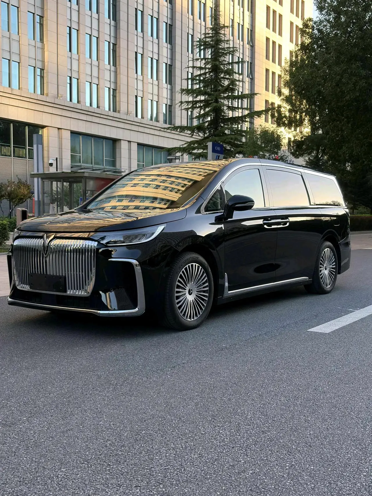 Voyah 2025 dreamers four-wheel drive distinguished Kunpeng version automatic gear - View 1