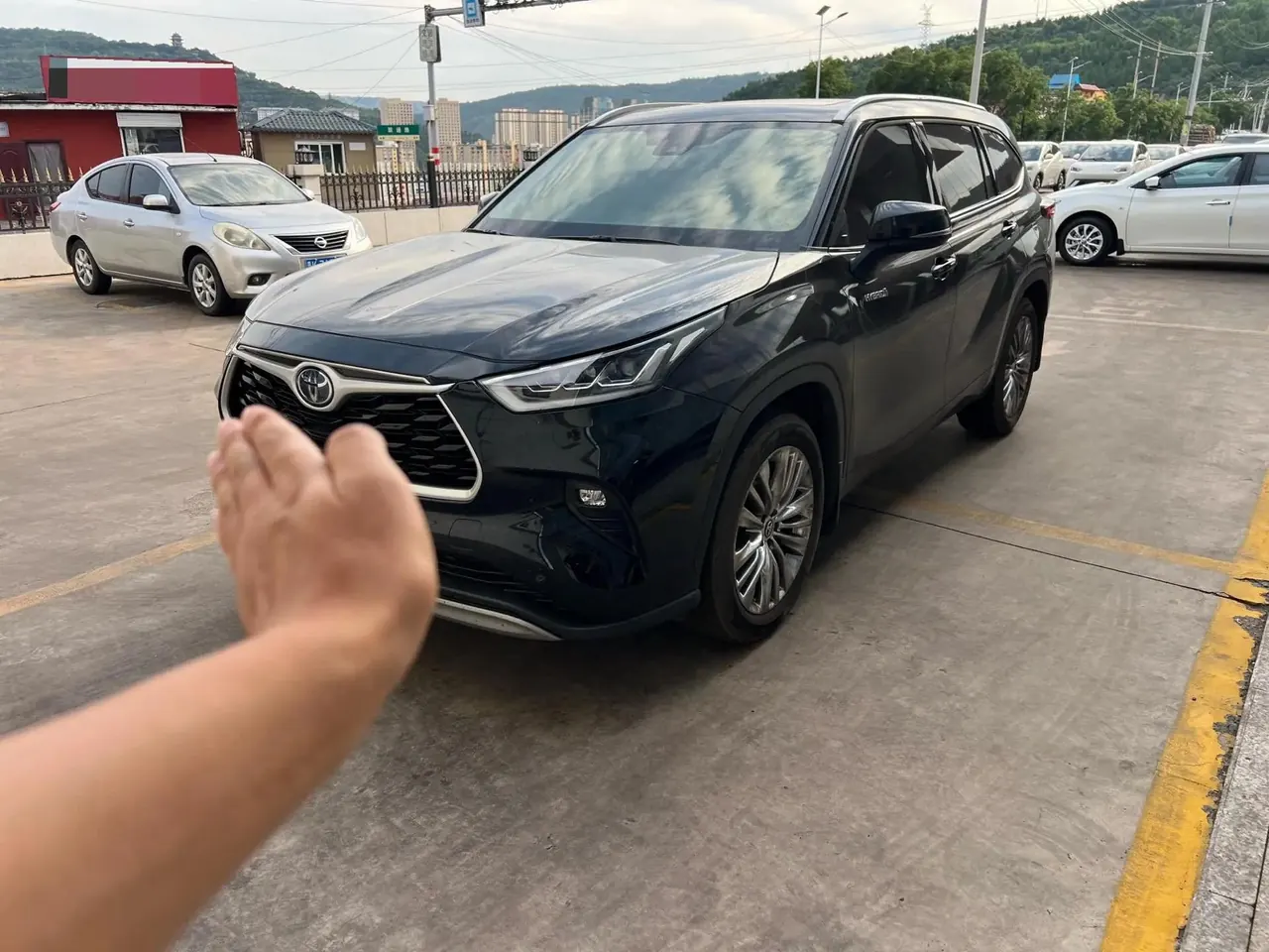Toyota 2023 Highlander Dual Engine 2.5 Stepless Intelligent Electric Hybrid Four-wheel Drive Premium Edition 7-seat Automatic Transmission - View 1