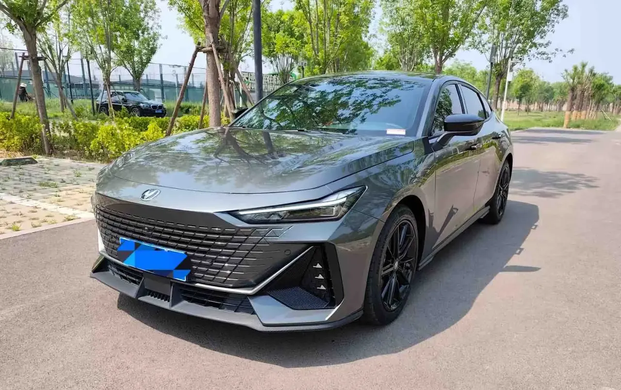 ChangAn UNI-V 2022 1.5T Honorable Model - View 1