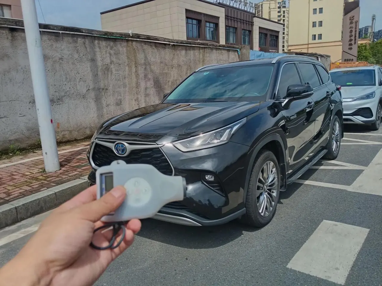 Highlander 2022 Dual-Engine 2.5L Front-Wheel-Drive Prestige 7-Seater - View 1