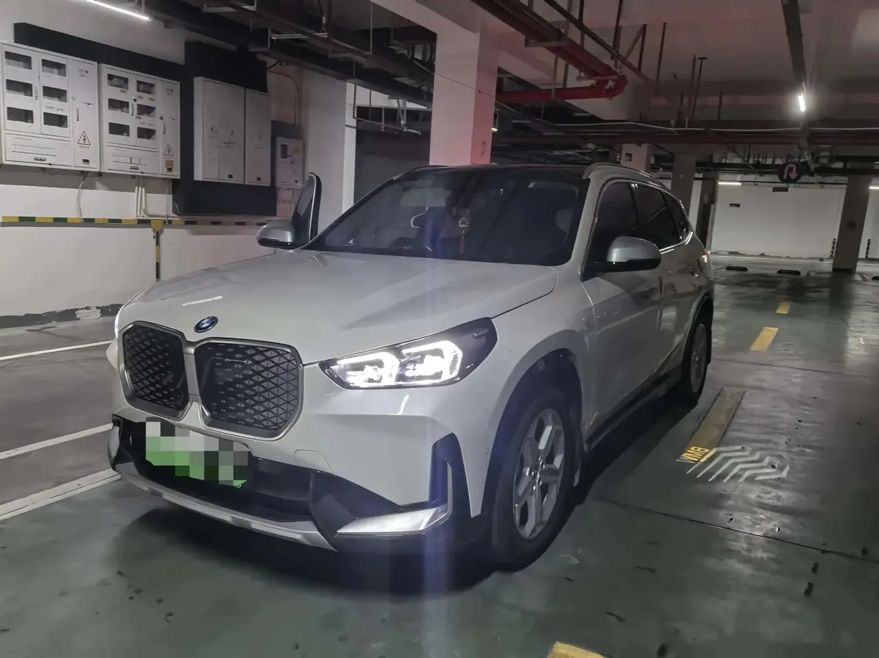 BMW iX1 2023 eDrive25L X Design Set - View 1