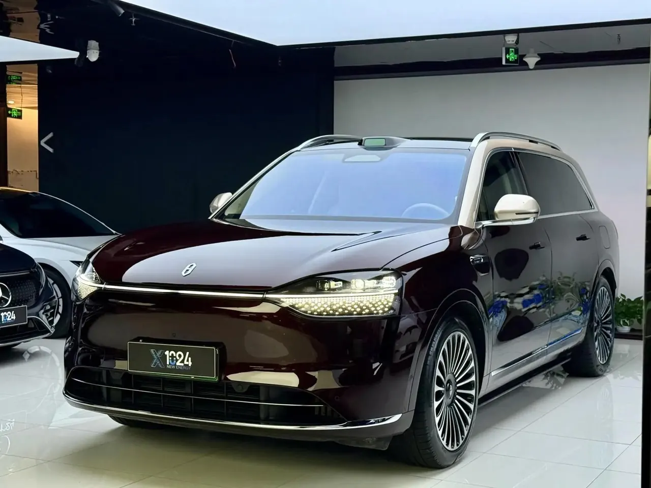 AITO 2025 Model AITO M9 Range-Extended Ultra Version 52kWh 6-Seater Automatic - View 1