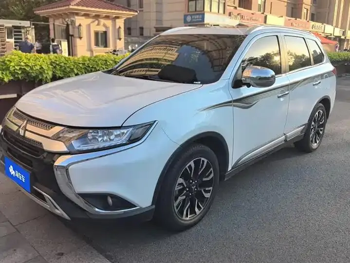 Outlander 2020 2.0L Two-Drive Enjoy Edition 7 - View 1