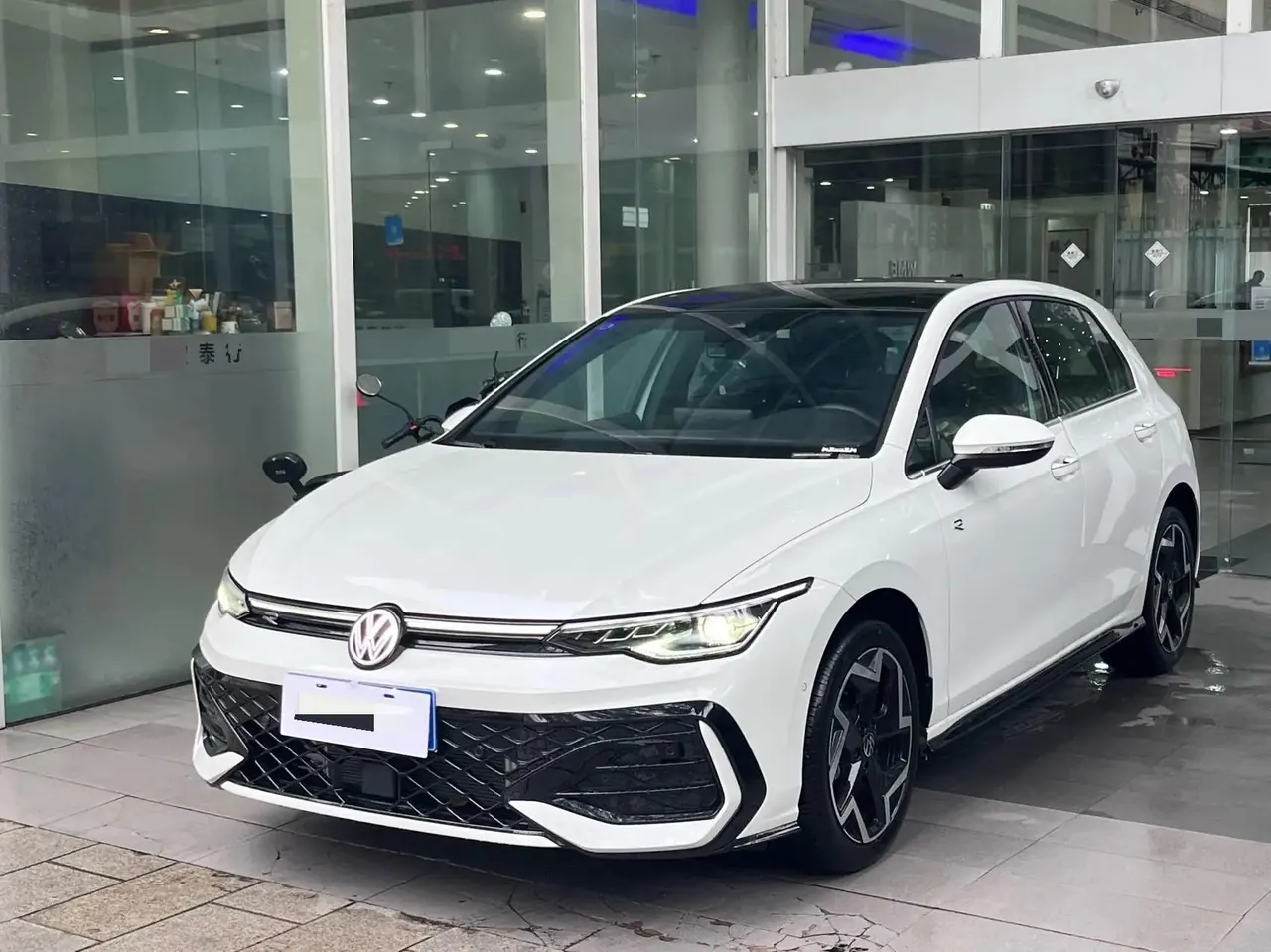 Volkswagen 2025 Golf 8 1.5TSI 300TSI Automatic - View 1
