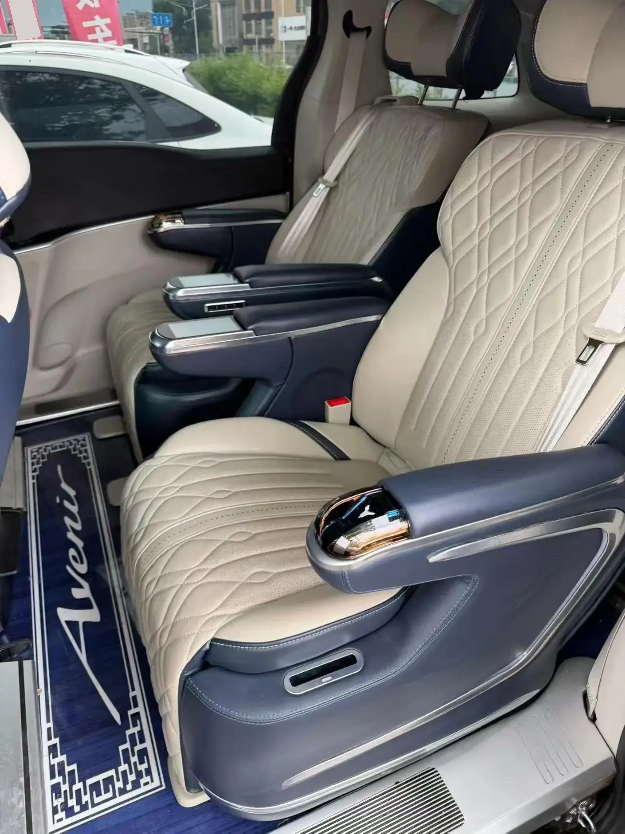 Buick GL8 2021 Land Business Class 652T Luxury Model 4