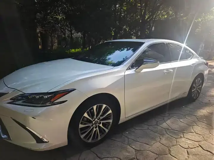 Lexus ES 2021 300h Prestige Edition - View 1