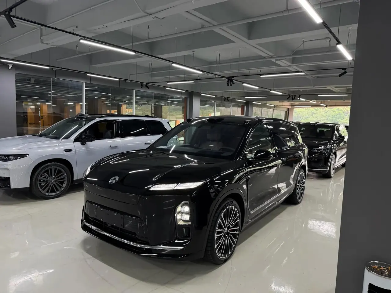 NIO 2026 ES8 6-seat executive signature version automatic gear - View 1