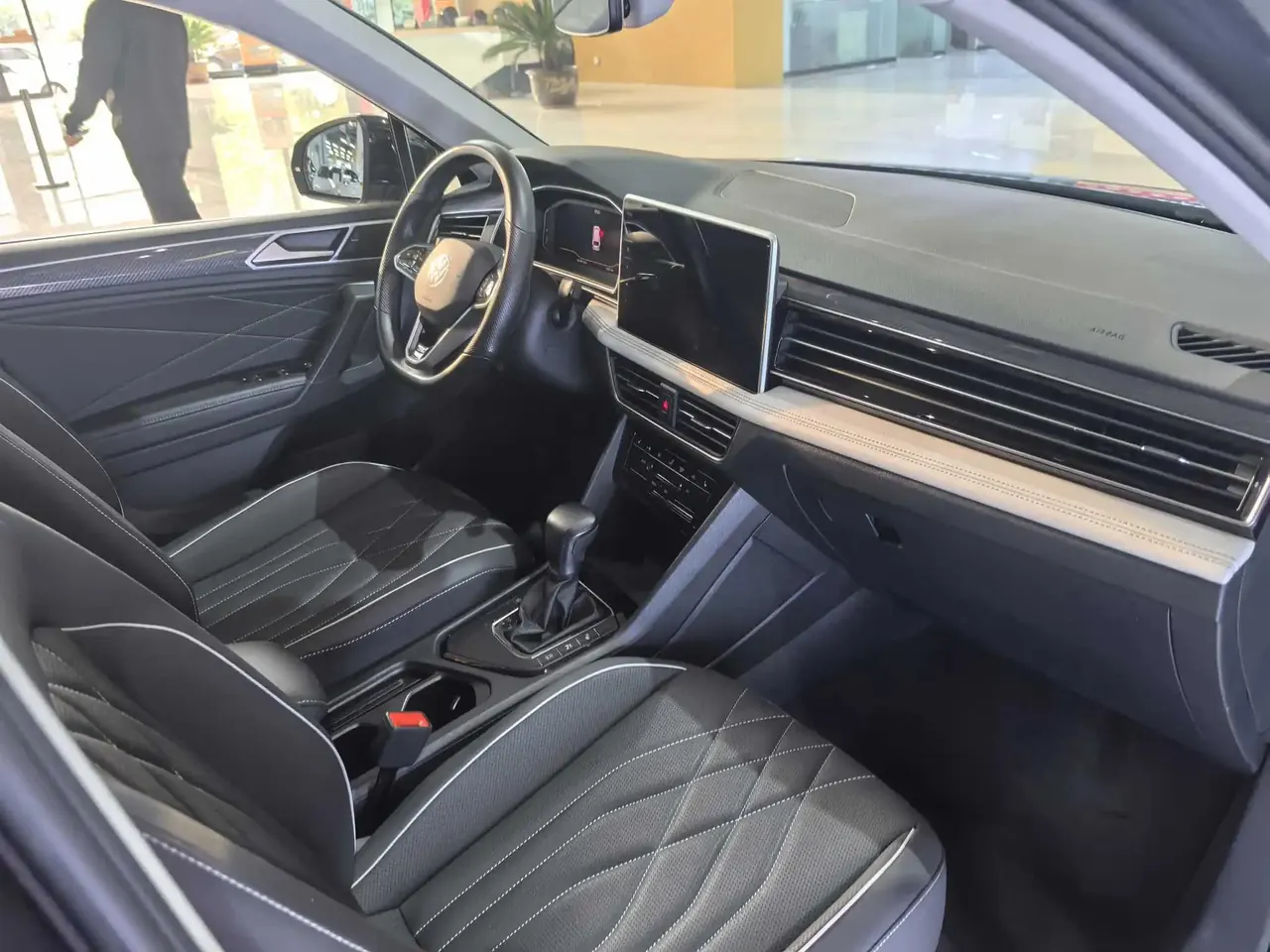 Touareg L 2022, 330 TSI, Automatic, Two‑Wheel Drive, R-Line Luxury Plus Edition 4