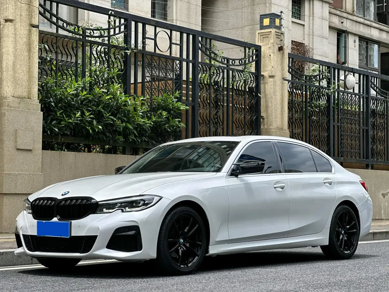 Open image lightbox: BMW 3 Series 2020 Change 325Li M Sports Suit