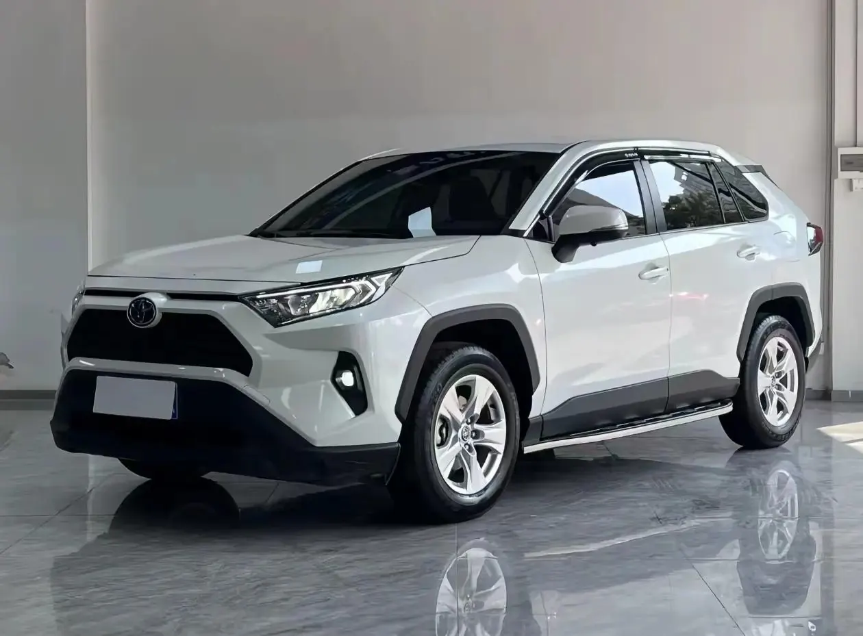 Открыть галерею: Toyota 2024 RAV4 2.0 CVT 2WD Urban Edition Automatic