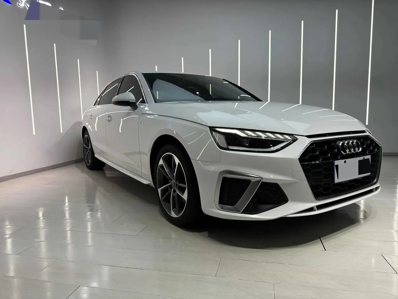Audi A4L 2022 model 40 TFSI Sporty Style version 3