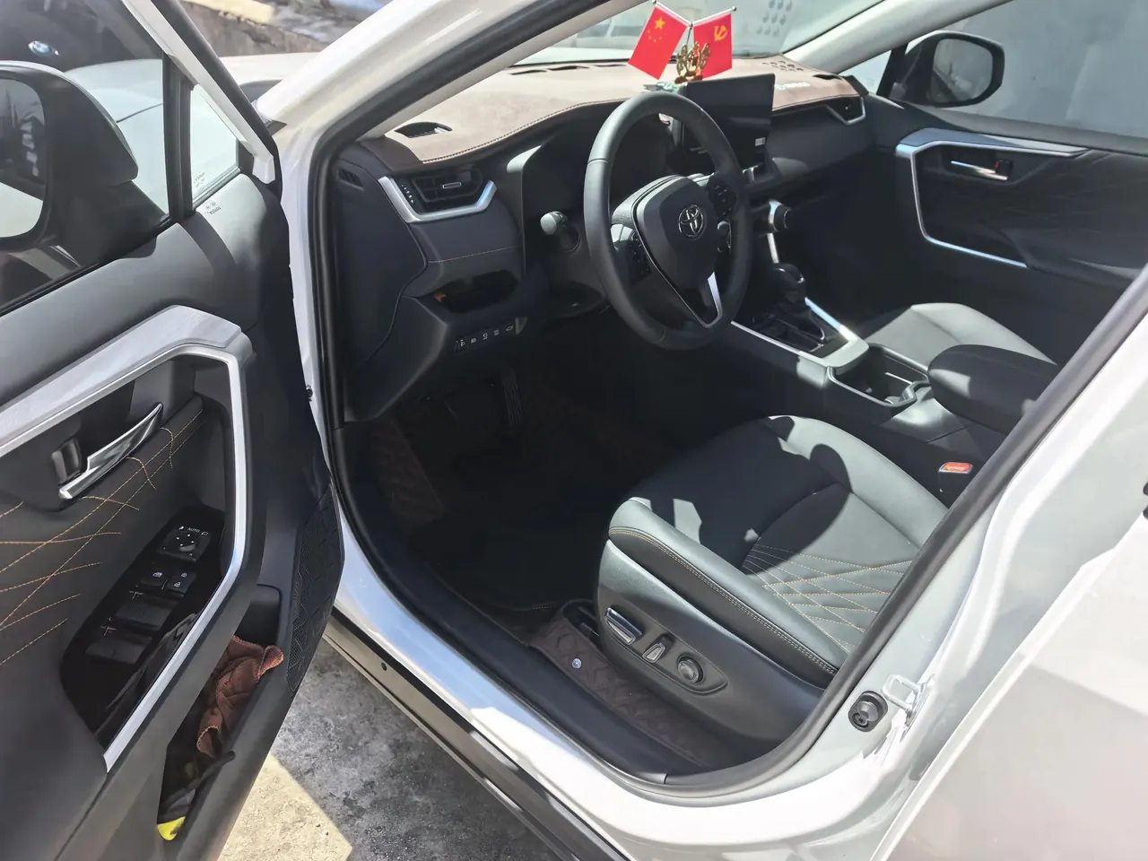 Toyota 2024 RAV4 Rongbo 2.0 Stepless Two-Drive Fashion Plus Edition Automatic Gear 3