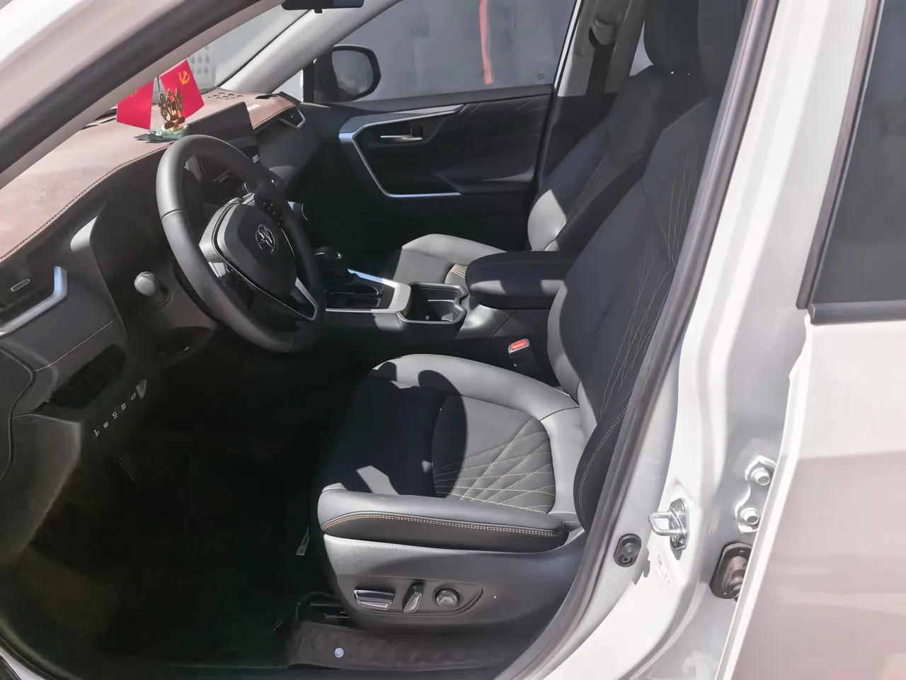 Toyota 2024 RAV4 Rongbo 2.0 Stepless Two-Drive Fashion Plus Edition Automatic Gear 4