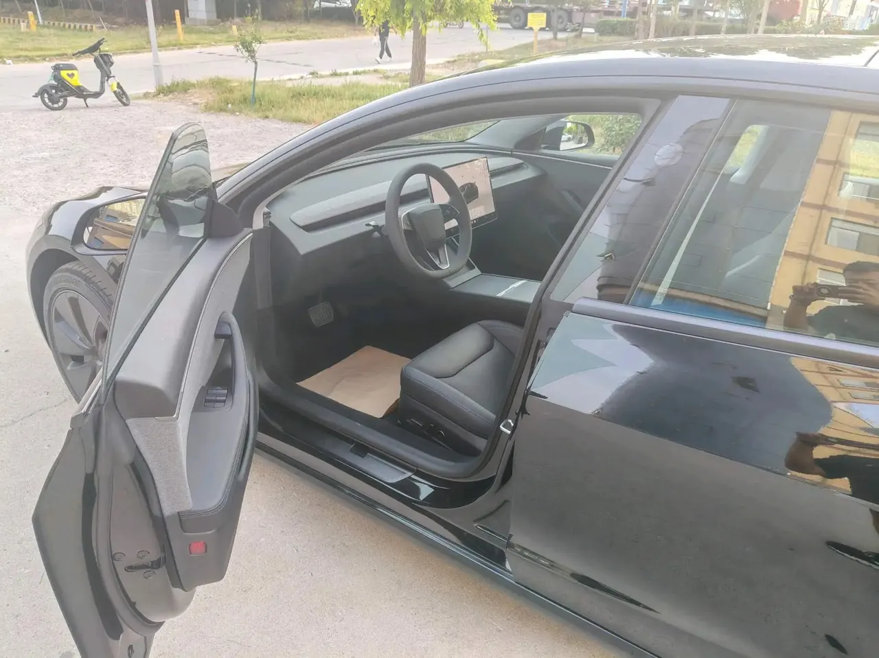Tesla 2025 Model 3 Rear-Wheel Drive (Refreshed) Automatic 3