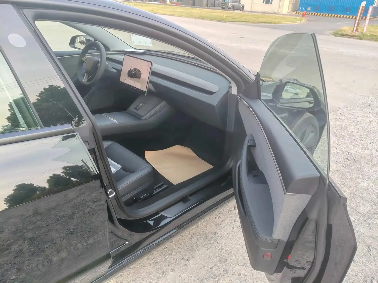 Tesla 2025 Model 3 Rear-Wheel Drive (Refreshed) Automatic 5