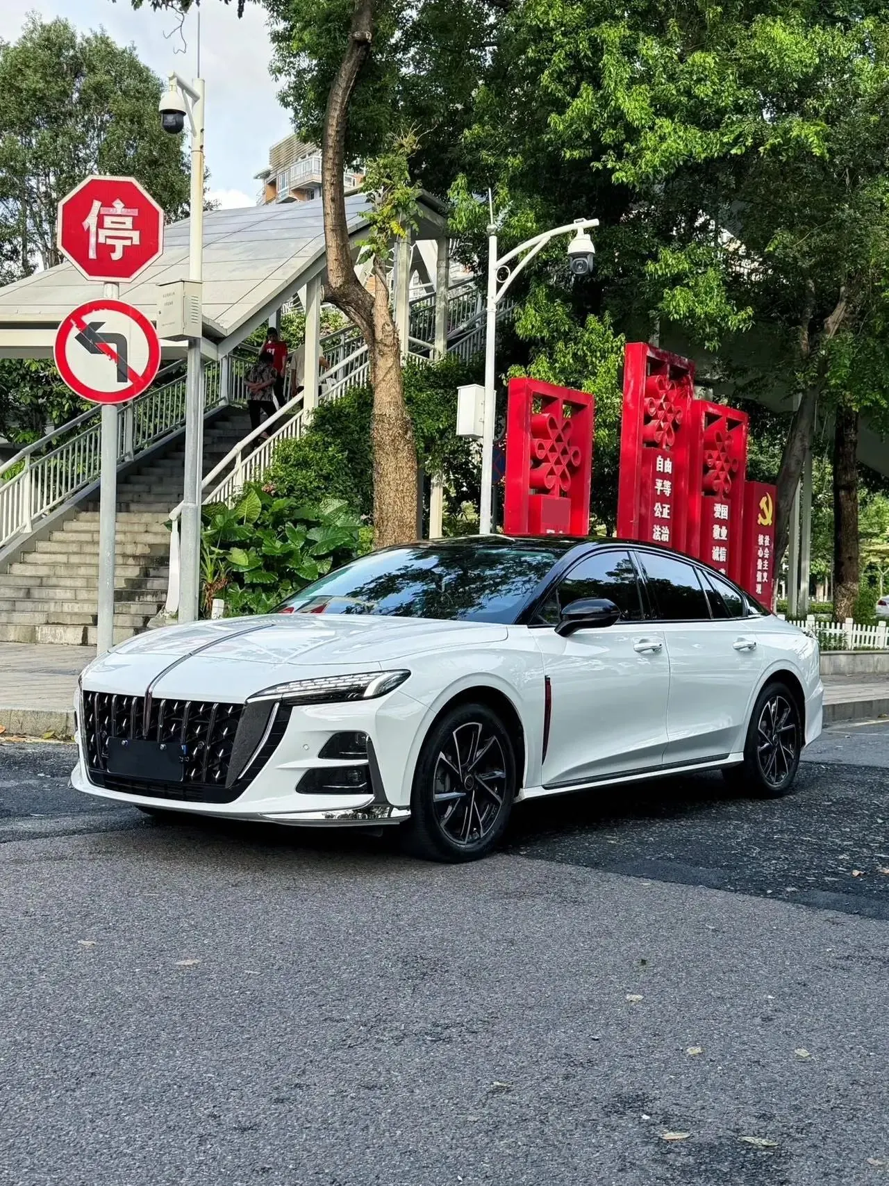 HongQi H6 2024 2.0T to the United States Edition - View 1