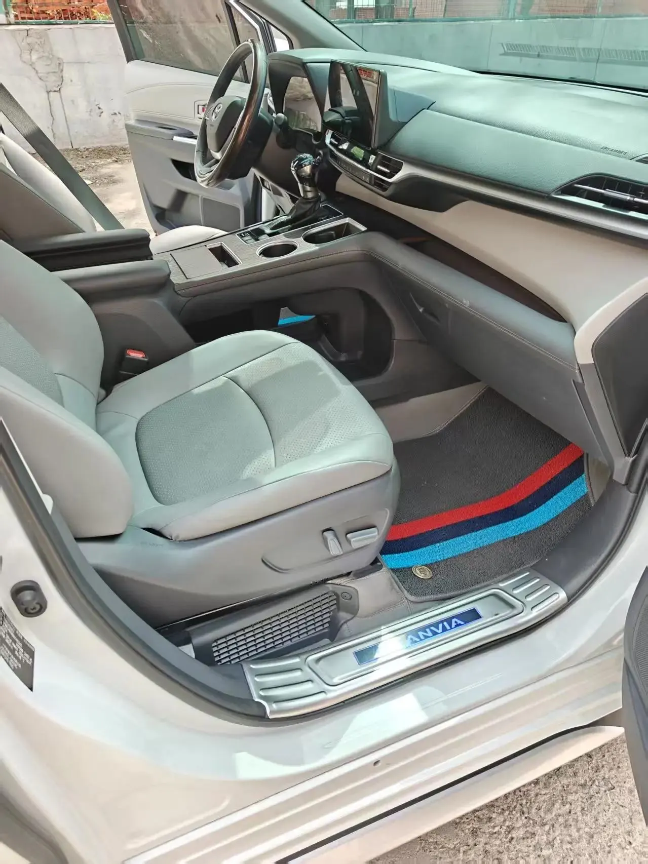 Toyota 2024 Sienna HYBRID 2.5 CVT Comfort Edition Automatic 3