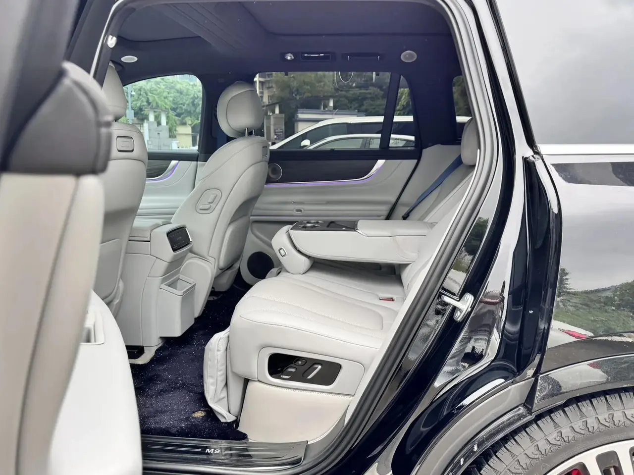 AITO 2024 AITO M9 Range-Extended Ultra Version 52kWh 5-Seater Automatic 6