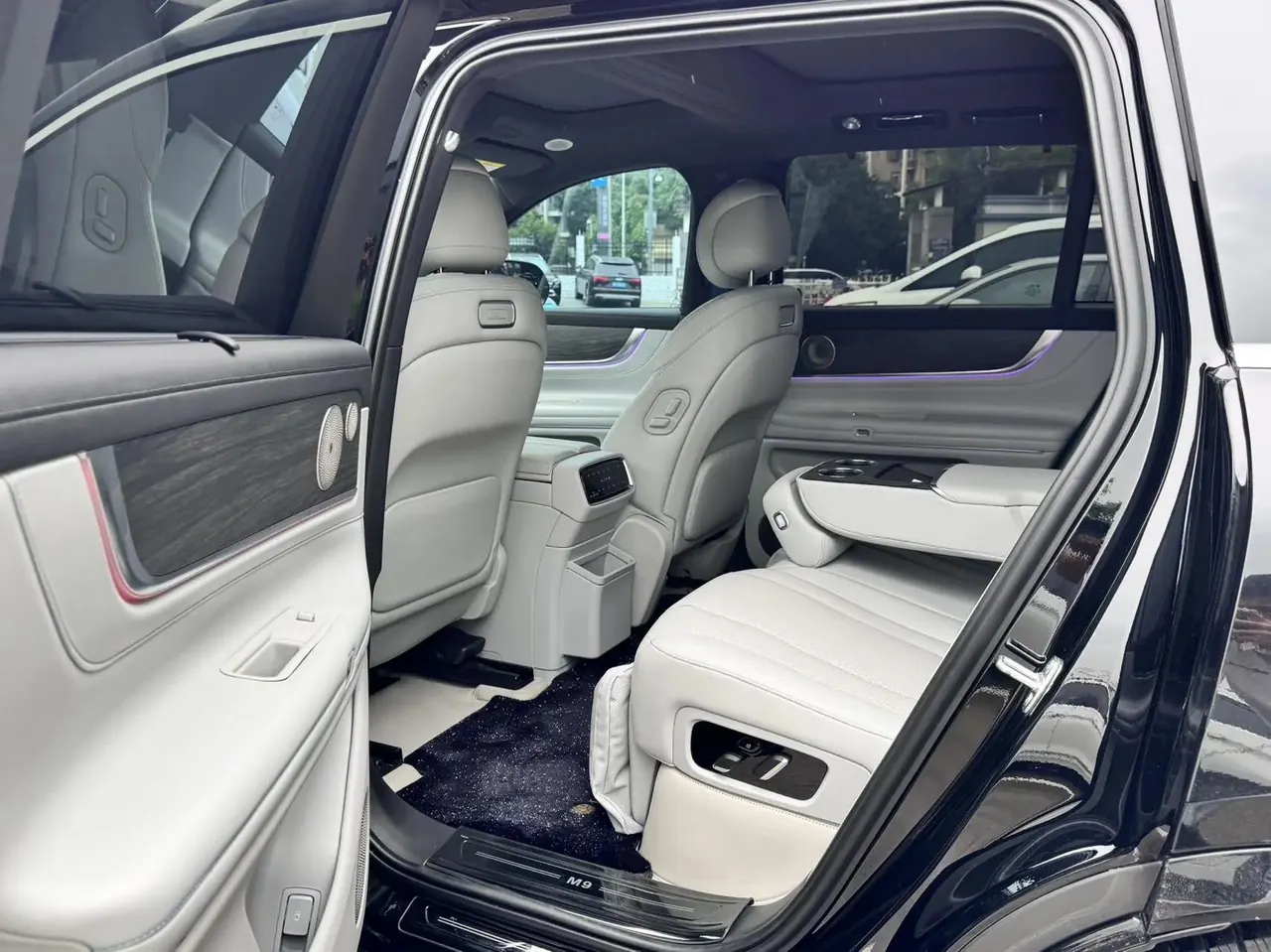 AITO 2024 AITO M9 Range-Extended Ultra Version 52kWh 5-Seater Automatic 7