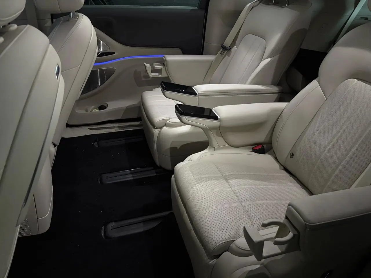 Voyah 2025 Dreamers Four-wheel Drive Excellence Dry Kun Edition Automatic Gear 4