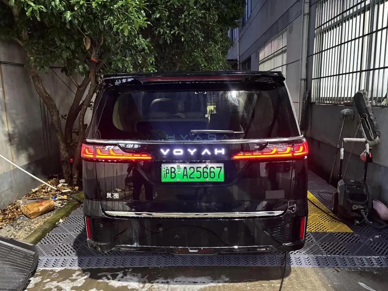 Voyah 2025 Dreamers Four-wheel Drive Excellence Dry Kun Edition Automatic Gear 6
