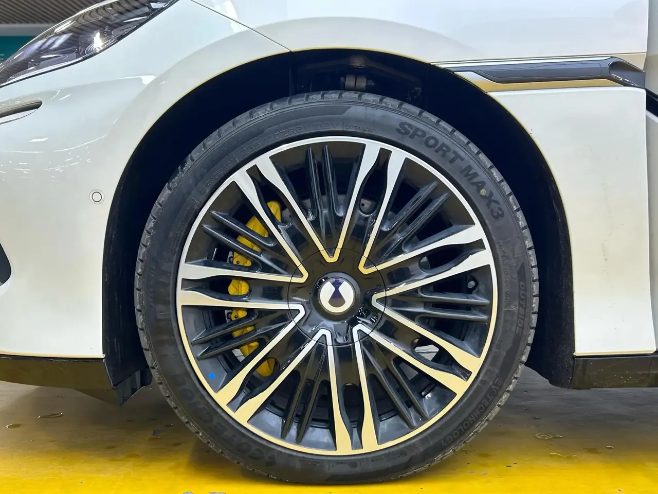 Denza 2024 Denza Z9GT 2.0T stepless 1100 four-wheel drive Max version automatic gear 12