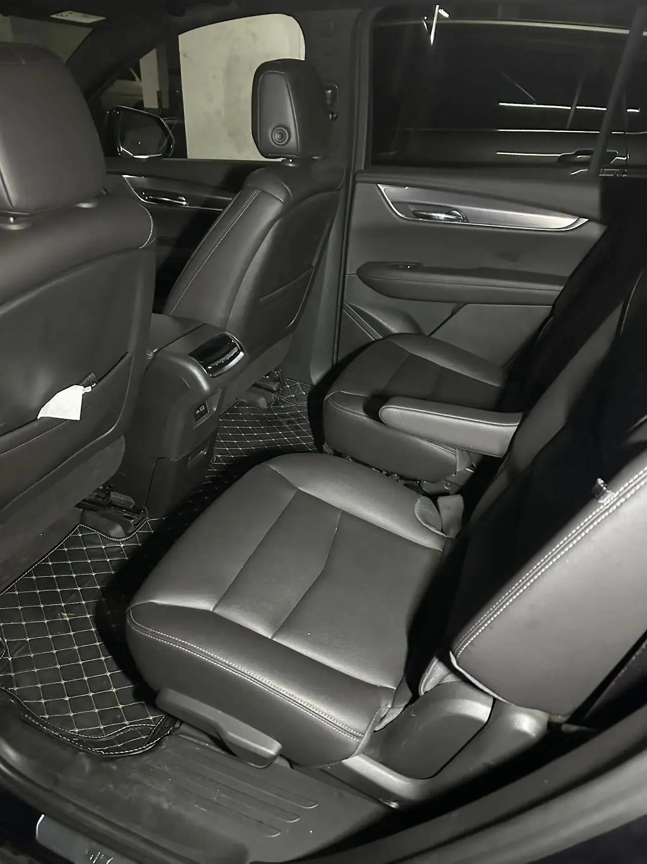 Cadillac XT6 2021 28T six-seat four-wheel drive fashion model 5