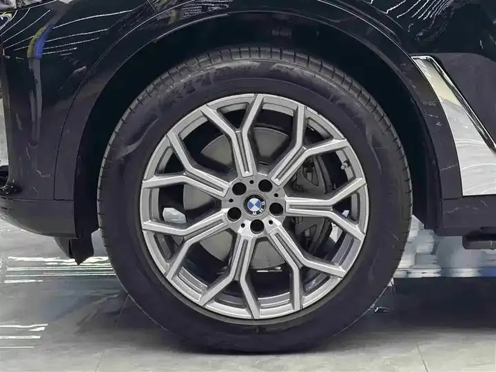 BMW X7 2022 xDrive40i Leading Luxury Suit 4