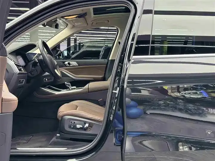 BMW X7 2022 xDrive40i Leading Luxury Suit 6
