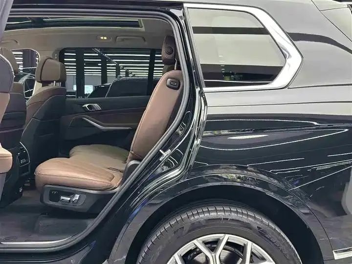 BMW X7 2022 xDrive40i Leading Luxury Suit 7