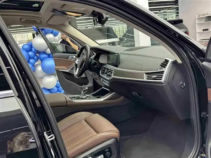 BMW X7 2022 xDrive40i Leading Luxury Suit 8