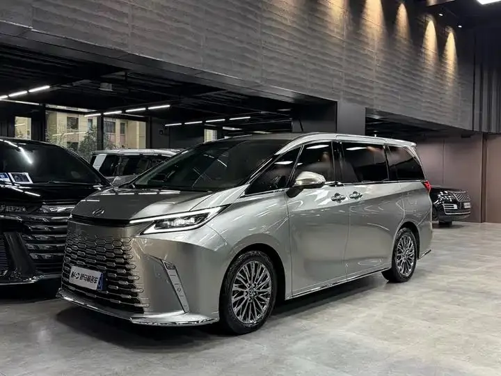 Lexus LM 2025 500h six-seat revered version - View 1