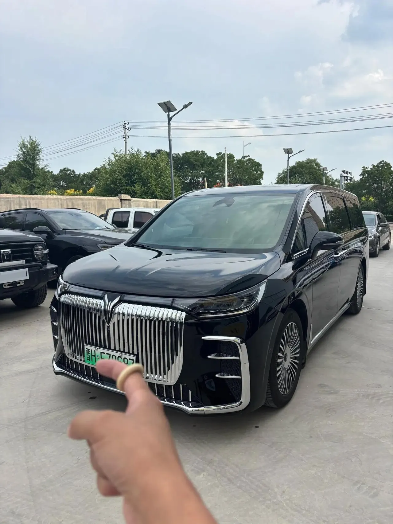 Voyah 2025 Model Dreamer PHEV 1.5T Four-Wheel-Drive Flagship Kunpeng Edition Automatic - View 1