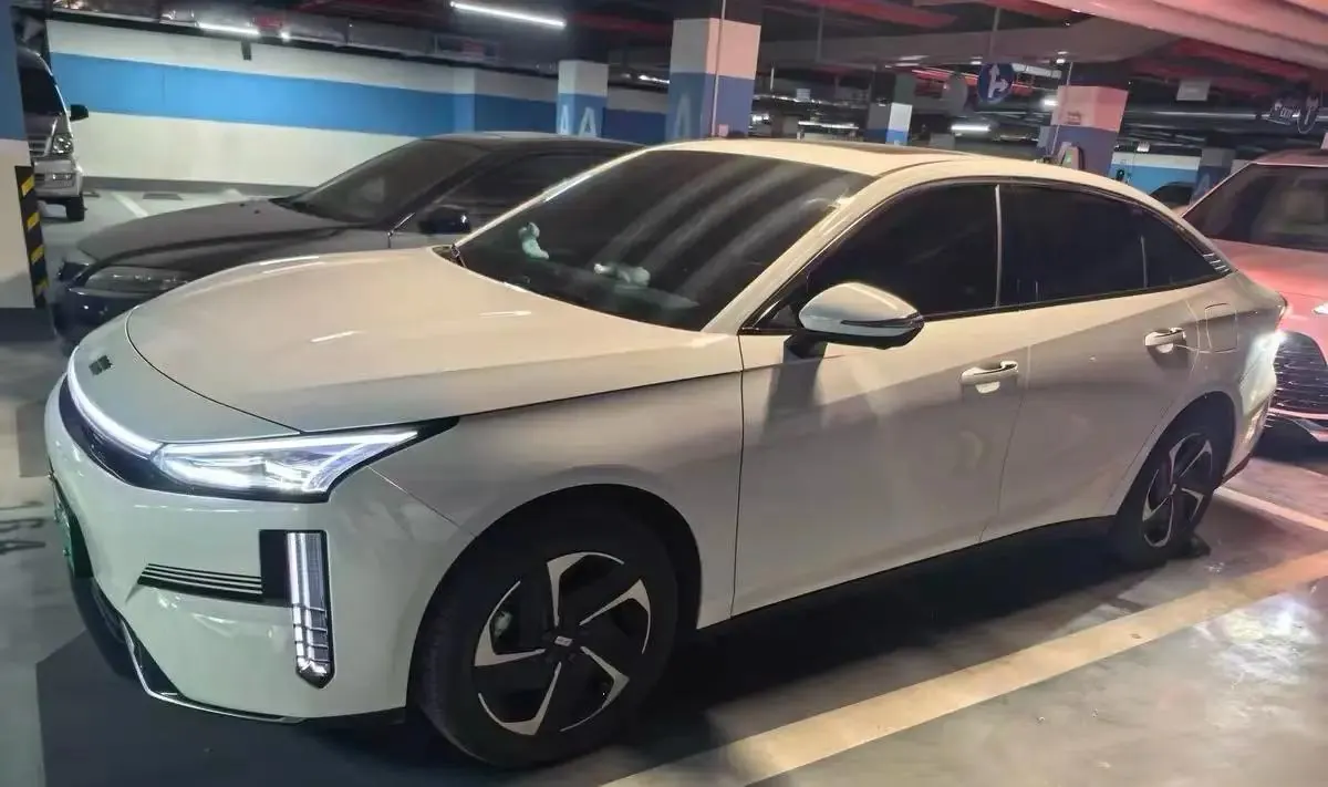 Открыть галерею: Geely Galaxy 2025 L6 EM-i 1.5 140km Starship Edition Automatic Gear