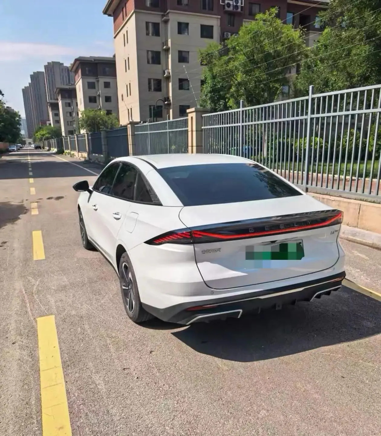 Geely Galaxy 2025 L6 EM-i 1.5 140km Starship Edition Automatic Gear 4