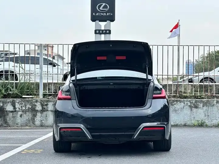 BMW i3 2022 model eDrive 35 L 18