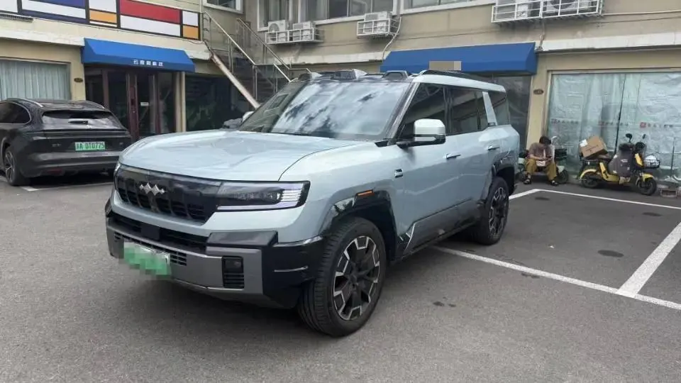 Open image lightbox: FangChengBao 2025 Leopard 8 2.0T CVT Smart & Brave Flagship 7-Seater Automatic