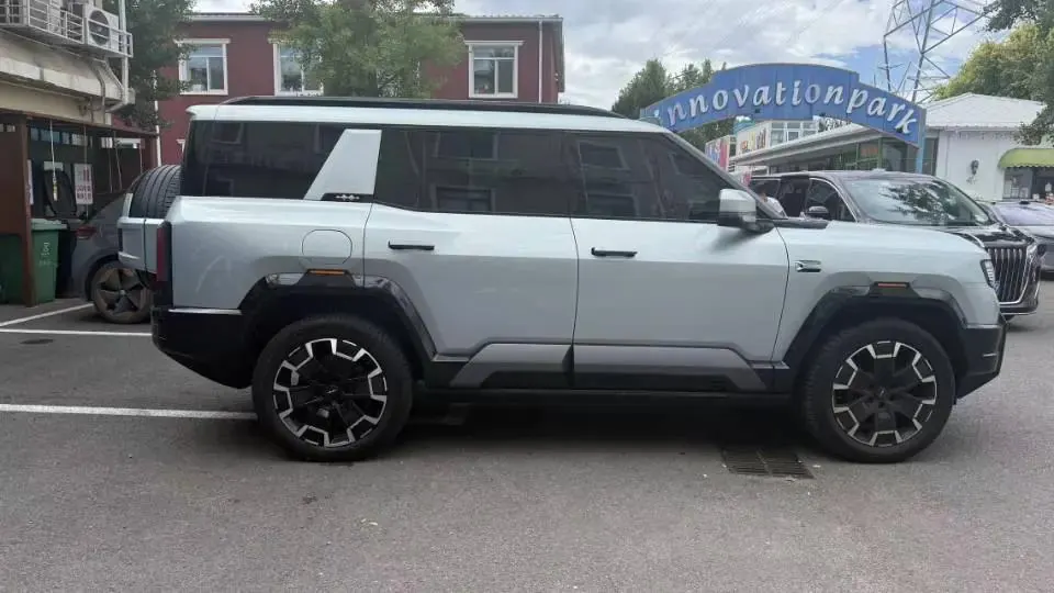 FangChengBao 2025 Leopard 8 2.0T CVT Smart & Brave Flagship 7-Seater Automatic 2