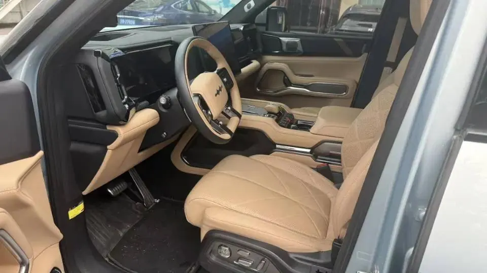FangChengBao 2025 Leopard 8 2.0T CVT Smart & Brave Flagship 7-Seater Automatic 3
