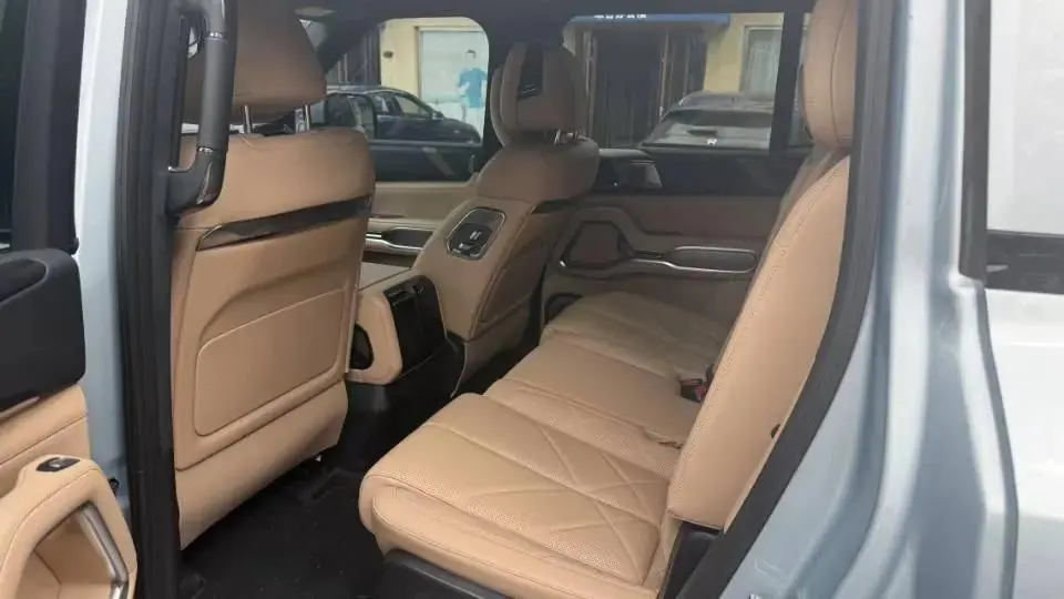 FangChengBao 2025 Leopard 8 2.0T CVT Smart & Brave Flagship 7-Seater Automatic 4